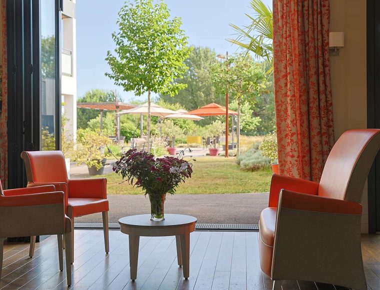 Salon principal s'ouvre sur jardin